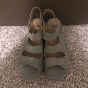 CLARK’S CUSHION SOFT GRAY SANDALS SIZE 8